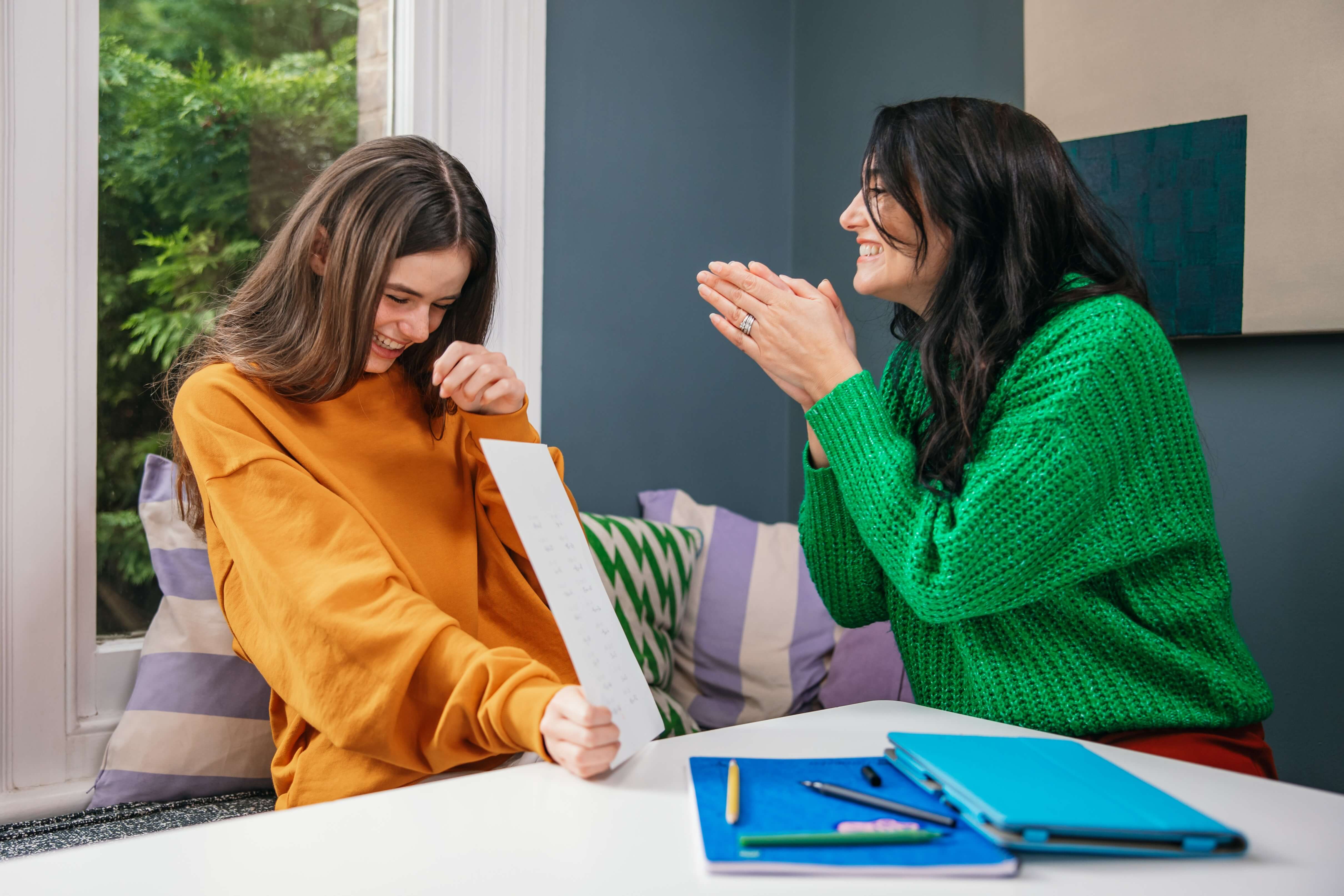 Studenti in conversazione nel corridoio della scuola