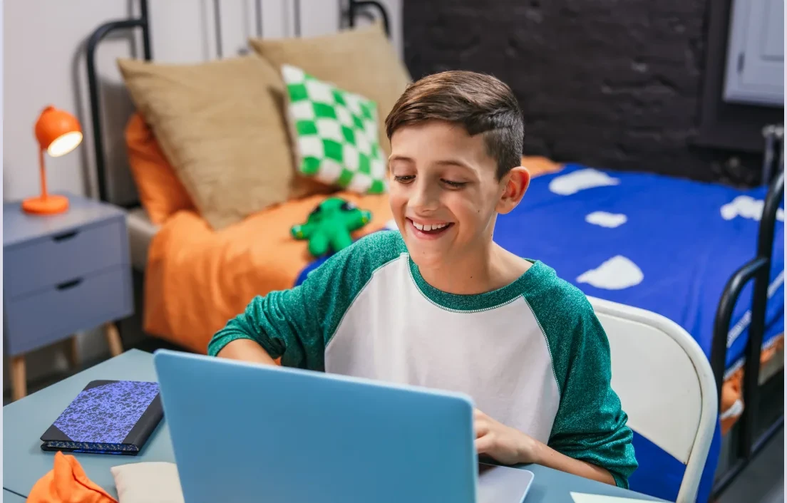 Enfant apprenant en ligne avec un ordinateur portable