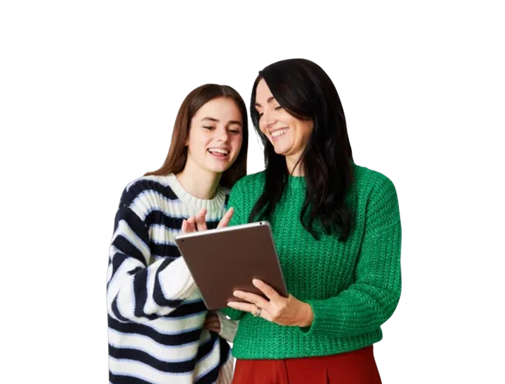Dos estudiantes aprendiendo juntos con una tableta