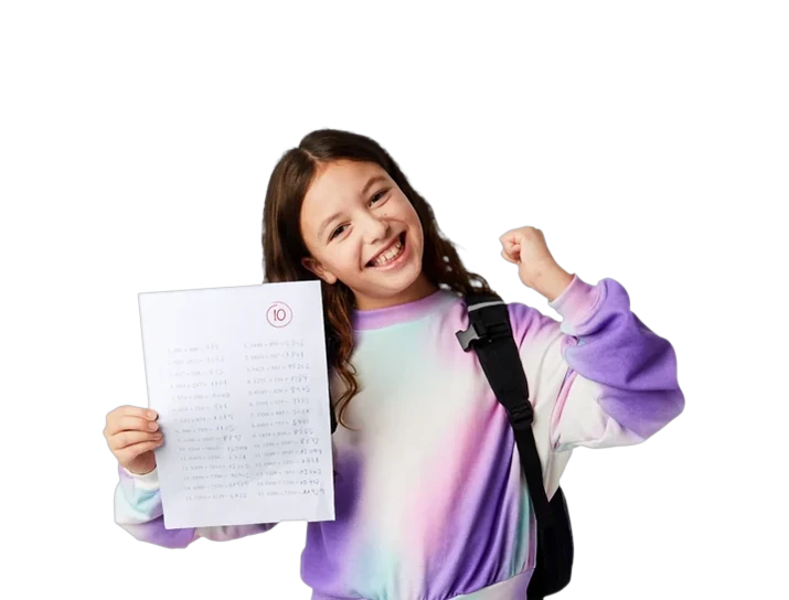 Un estudiante feliz sosteniendo un examen corregido
